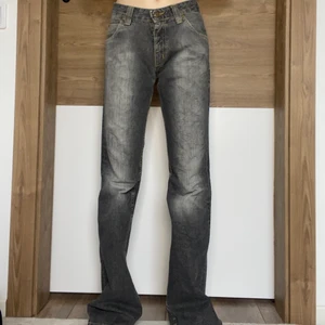 Lågmidjade lee jeans - Gråa Lågmidjade jeans köpta från secondhand 💖 de är jätte långa och flare och vill gärna sälja de💕  Priset kan diskuteras & frakten varierar💗 Kontakta  om mer bilder eller info ✨