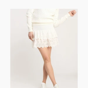 Slutsåld vit kjol  - Slutsåld, vit kjol ifrån Lindex! Helt oanvänd med lappen kvar. Säljer för behöver pengar. Uppskattar en snabb affär!🧡