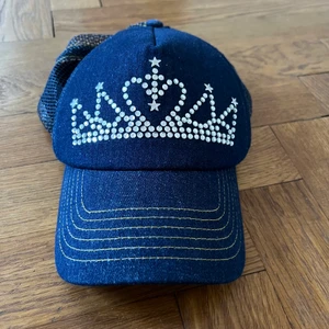 y2k keps - bra skick och justerbar i storleken. möts upp i stockholm eller fraktar :))