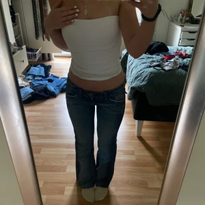 lågmidjade jeans - säljer mina lågmidjade jeans med fickor bak då dom är lite för små för mig 💓 storlek xs och passar någon som är 150-163