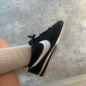 Adidas cortez str 38 - Säljer dessa skitsnygga skor då de är för små och jag köpt nya, de är köpta på scorett och är i väldigt gott skick. Tyvärr har jag råkat tappa bort sulorna som jag tog ut för att de var för små.