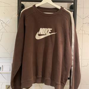 Super snygg vintage sweatshirt från Nike! Den har en fläck till vänster om nikemärket som man kan se svagt på bilden. Det finns ingen lapp i men jag skulle säga att den sitter som en M. 