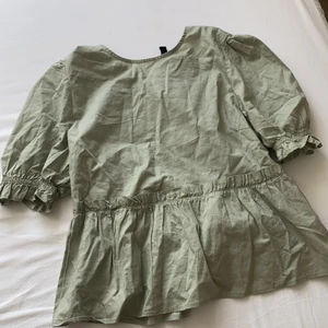 Grön blus - Jättefin blus från h&m. Älskar den gröna färgen, den är väldigt somrig! Den har puffärmar och en volang. 