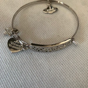 Vivienne Westwood Berlock Halsband - Kolla min samlade annons för mer info Inte äkta   Kör budgivning för att få sålt på mina 