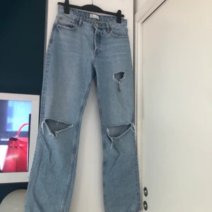 Zara jeans - Skit snygga zara jeans med lite slitningar. Jeansen har blivit lite små på mig så säljer dom. Jag är 172cm och dom är perfekta i längden på mig.