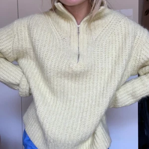 Ljusgul stickad tröja från weekday - Ljusgul zip-bar stickad tröja från weekday. Storlek S (lite oversized). Skulle säga att dom lite gulare bilderna stämmer bättre med hur den ser ut i verkligheten! 