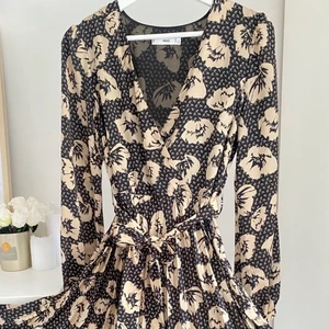 Klänning - Superfin och elegant sommarklänning! Aldrig använt denna skönhet som är i storleken S. Flowigt material.