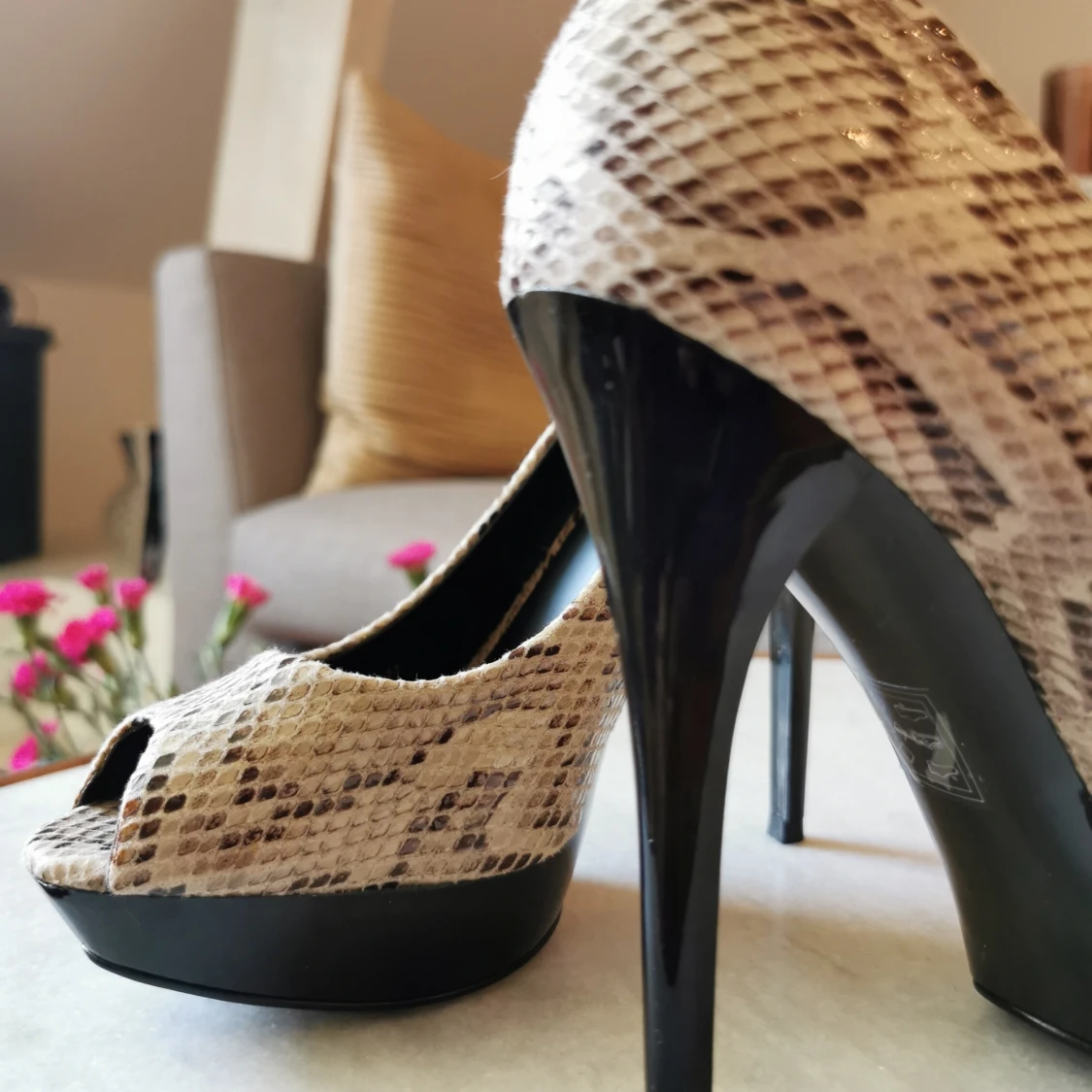 Mango peep toe- klackar ormskinn