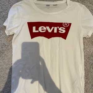 ❗️Levi’s tröja❗️ - 💕Säljer t-shirten då jag inte använder den längre. Den är i storlek XS💕