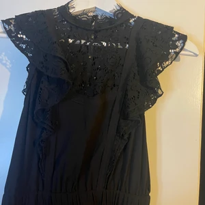 Hm klänning - Svart klänning med spetsinslag från en av hm’s dyrare kollektioner. Så köpt för runt 799kr, och är i storlek 34. Säljer den för 100kr + frakt 