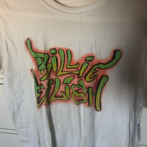 billie eilish grafitti t-shirt - supersnygg billie eilish tröja men asbalkt tryck, helt vit på baksidan, den är väl använda som ni ser på taggen men annars finns det inga fläckar på tröjan, köpt på bengans.