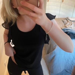 Volang topp - Jättefin topp från Hm, volang detalj i ärmarna som gör toppen väldigt fin och unik 