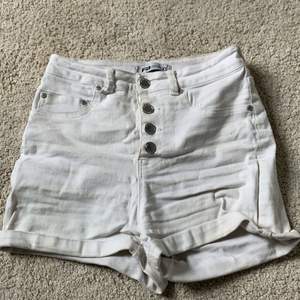 Ett par vita shorts säljer dom för de är försmå 