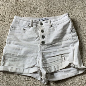 Vita shorts  - Ett par vita shorts säljer dom för de är försmå 