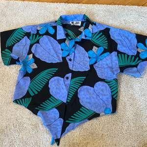 Äkta vintage hawaiiansk skjorta, lite kortare men luftig. Använd enstaka gånger 