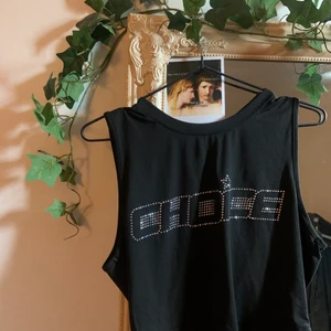 Topp med strass - Söt trendig topp med strass. Använd 1 gång. Frakten ingår i priset.