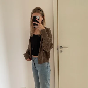 Kofta strl S - En brun stickad kofta! Basic och passar till det mesta🤎