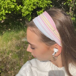 Hårband  - Hårband, 150 kr. Resår där bak för att passa de flesta huvudformer 