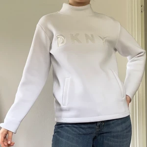 DKNY Tröja - Cool och lite futuristisk pullover utan hoodie från DKNY! Den har en liten fläck på framsidan (se bild 3), men den syns knappt. Det står XXS på taggen men passar som en kvinnlig M! Köparen står för frakt!☺️
