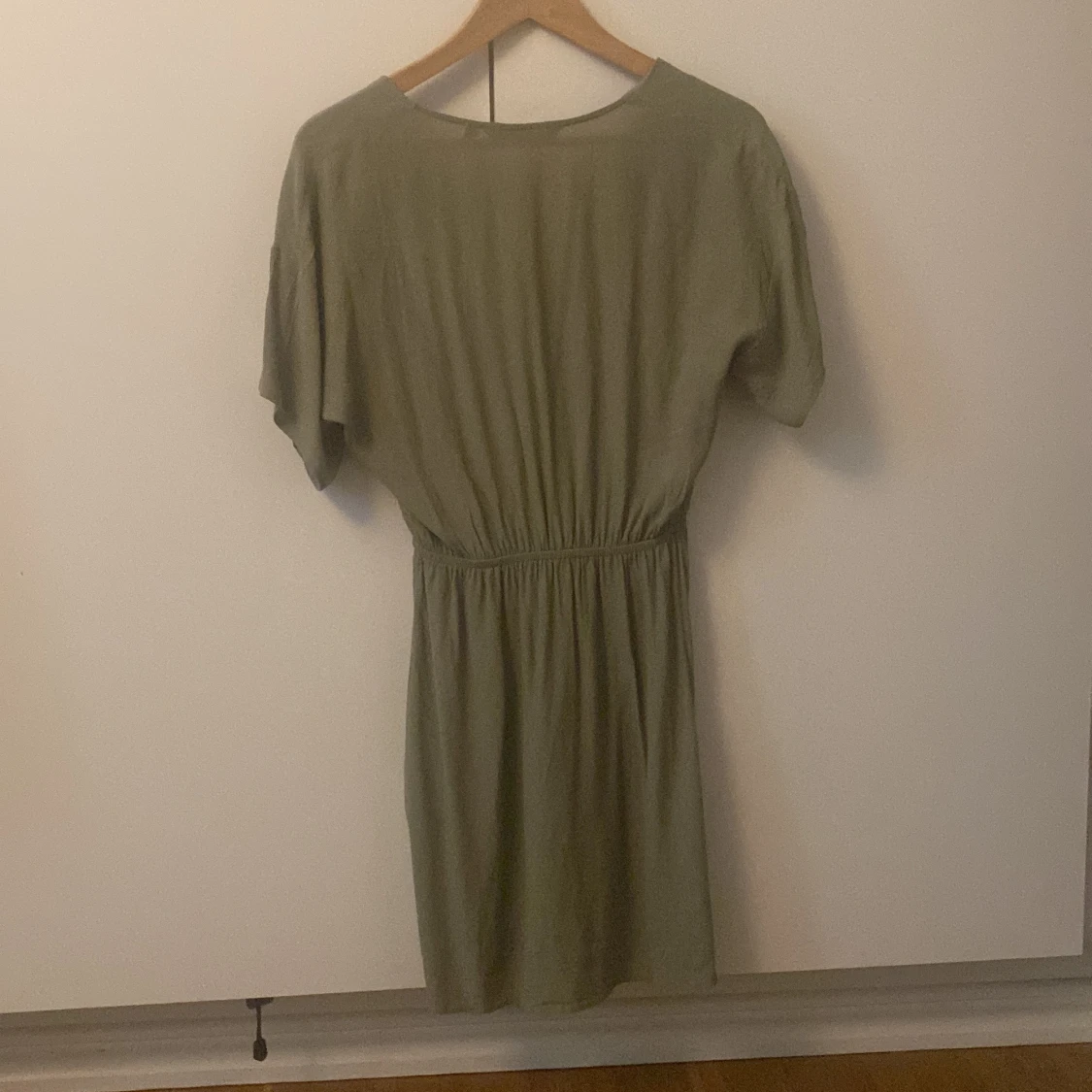 Kort ljusgrön klänning st. 36 Från &Other Stories - 91