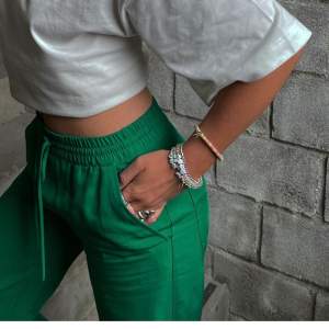säljer mina älskade gröna byxor från zara, exakt dem som molly på bilderna har❤️ Kan självklart skicka egna bilder❤️❤️