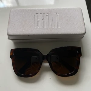 Chimi 008 - Solglasögon från Chimi eyewear i modellen 008, färg tortoise. Har alltid förvarats i sitt skal så är i superfint skick! Skalet medföljer självklart också, det har några slitningar men inget som påverkar funktionen. Nypris 1200 kr.
