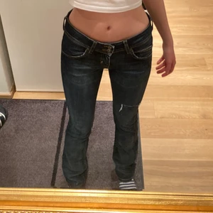 Lågmidjade lee jeans - Ett par fina lågmidjade och utsvängda lee jeans. Köpta sekundhand och har aldrig använt. Stprleken är W28 L35 men jag har själv 27 och de sitter lite tajt på mig.💙