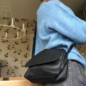 Så snygg väska! - Så snygg väska köpt secondhand i superfint skick! Superrymlig och med justerbara band!