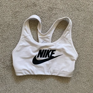 Nike sporttopp - Jättesnygg i bra skick då den knappt är använd! Storlek xs, passar s också ❤️‍🔥💕