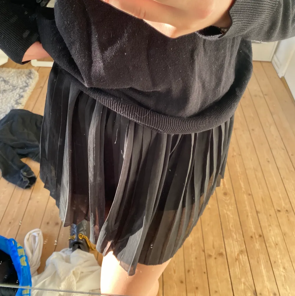 Fin plisserad kjol från NA-KD . Kjolar.