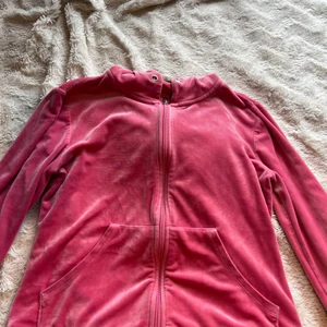 Gina tricot tröja - Säljer en jätte fin Gina tricot tröja i skrik rosa, går tyvärr inte å få tag på längre. Fint skick. 💕