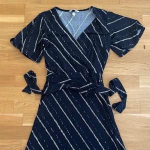 🌸 Klänning från H&M 🌸  - 🌸 Klänning från H&M med knytning runt midjan 🌸 Superfint skick 🌸 Storlek XS 🌸  Mötas upp i Stockholm eller postas (fraktkostnad tillkommer) 🌸