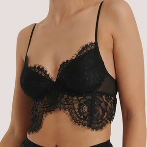 Bh med spetskupor - Bh med spetskupor från NA-KD. Aldrig använd. Storlek 70A💘