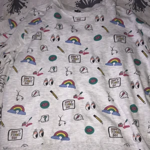 Tröja - Hej! Jag säljer en tröja med olika roliga figurer, den fick jag av en kompis förra månaden jag har var privat den men aldrig använt, ha en fin dag!