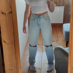 Gina Tricot 90s petite high waist jeans  - Jag säljer nu mina gina tricot 90s petite high waist jeans för jag inte får användning av dom längre. Dom passar dig som är runt 160 cm. Dom passar även som 34 där av dom är lite stora. (Dom finnns inte kvar på gina tricot's hemsida längre, kostade 599) 