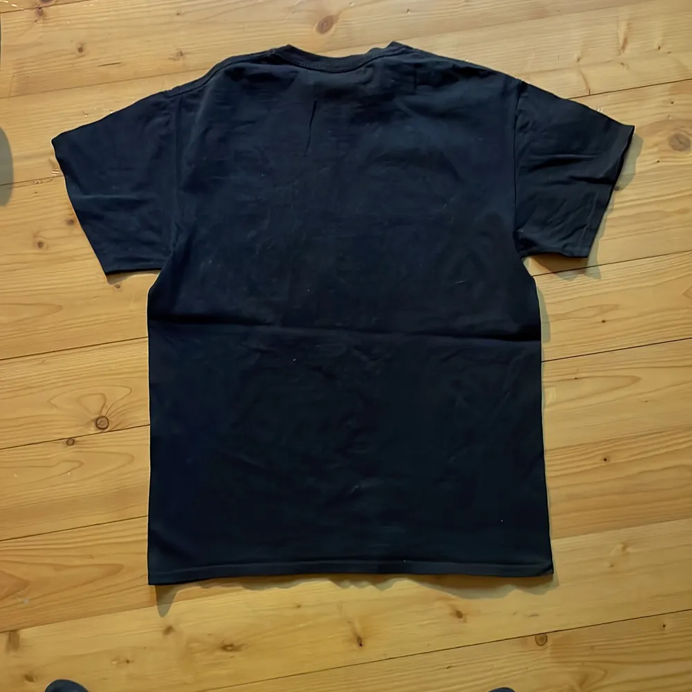 En svart thrasher t-shirt som knappt är andvänd och väldigt bra skick. Säljer pga den är lite för liten. Köparen står för frakt.. T-shirts.