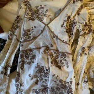 Blommig blus  - Vit Super söt somrig blus från vila, lite mesh material och sitter som en smäck 💋 pris kan diskuteras vid snabbt köp!!! 