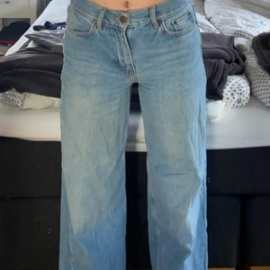 Jeans  - Super snygga och bekväma jeans från junkyard, de är i en så fin blå färg som passar perfekt till sommaren🔥🔥🔥sitter super fint och skulle säga att de passar även storleken större🤌🏽🤌🏽🤌🏽säljer då de inte kommer till användning längre 