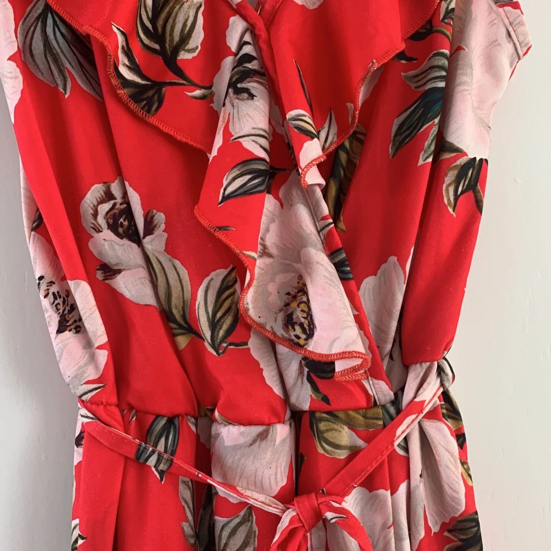 Röd klänning med blommor  - 90