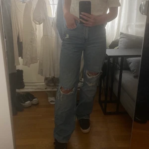 Slitna jeans från Zara - Breda jeans från zara med slitningar fram och på bakfickorna. Dragkedjan är lite sönder så man måste haka i dragkedjan när man ska stänga, men håller helt när de väl är stängda!