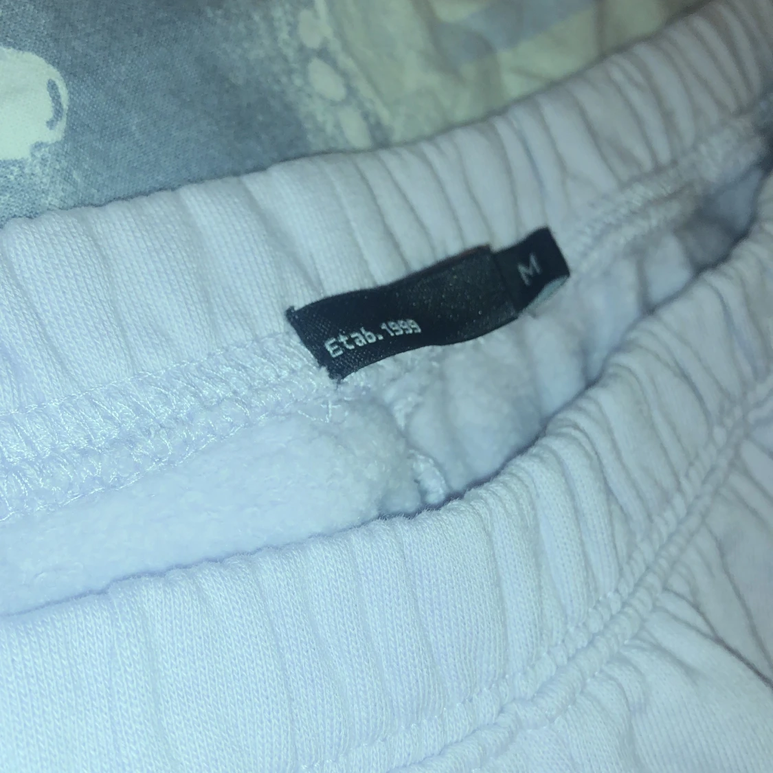 Oanvända mjukisbyxor.  - 90