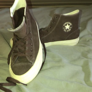 Bruna Converse Chuck Taylor CTA’s PRO - Använda en gång, skorna var för stora, strl 44,5 men är stor i storleken (29 cm), ytskikt mocka. Nypris: 900 kr Säljes för 650kr