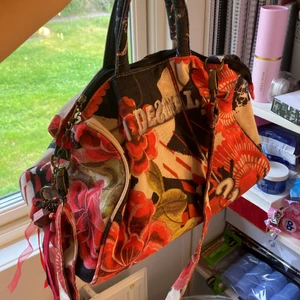 Tygväska - Från desigual. Långt band medföljer. Hård längst ner, så inte helt pösig