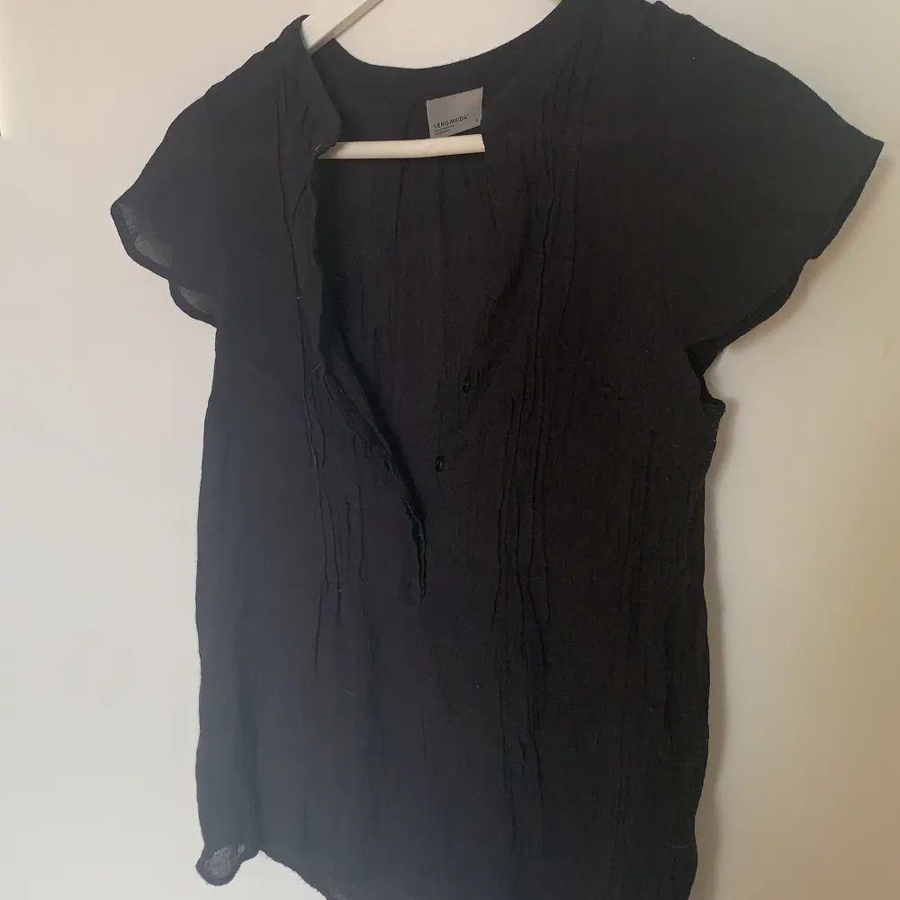 Hej! Här är en svart t-shirt från veromoda, köpte för ungefär 2 måndader sen och är bara använd 3-4 gånger. Matrialet är som linne och den är inte genomskinlig men den är tun och är perfekt för en varm sommardag. Köpt för 249kr men kommer sälja den för 100kr+Frakt. Skriv till mig för fler bilder💖😘. T-shirts.