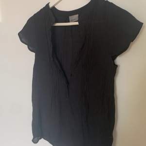 Hej! Här är en svart t-shirt från veromoda, köpte för ungefär 2 måndader sen och är bara använd 3-4 gånger. Matrialet är som linne och den är inte genomskinlig men den är tun och är perfekt för en varm sommardag. Köpt för 249kr men kommer sälja den för 100kr+Frakt. Skriv till mig för fler bilder💖😘