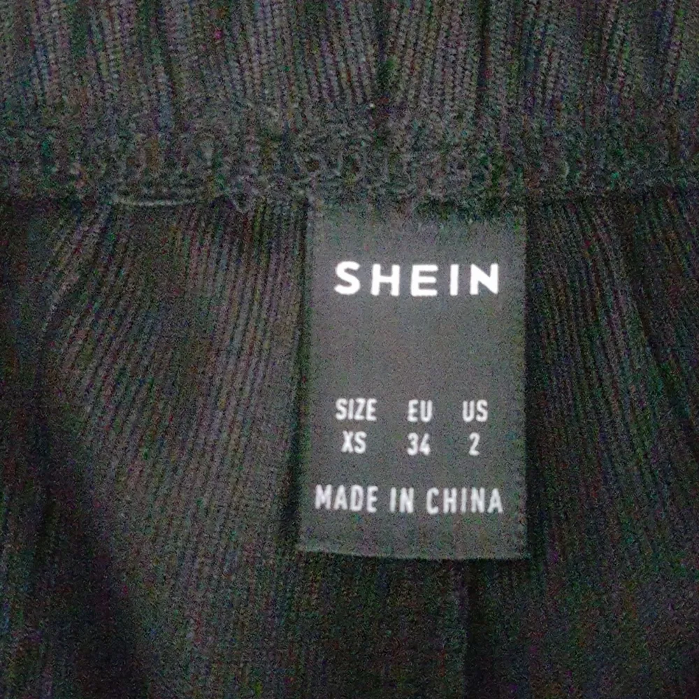 Super fina byxor från Shein, nya och oanvända. Väldigt sköna och bekväma byxor. Jag köpte plagget från Shein (270 kr) men den passade inte mig så jag använde den aldrig. Helt ny och 1 måmad gammal, väldigt bekväm, passar bra.💕💕. Jeans & Byxor.