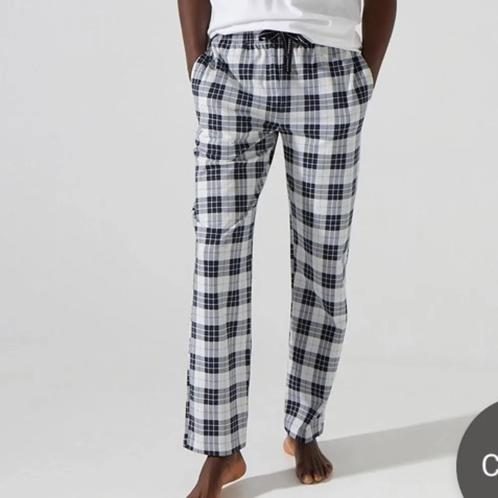 Mysiga pyjamas byxor på Kappahl. Slutsålda på hemsida. Använda 2 ggr. Pris kan diskuteras💓 . Jeans & Byxor.