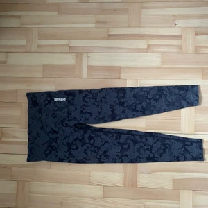 Gymshark camo str L - Använder inte längre, men lite använt men bra skick. Högmidjade svarta med camomönster