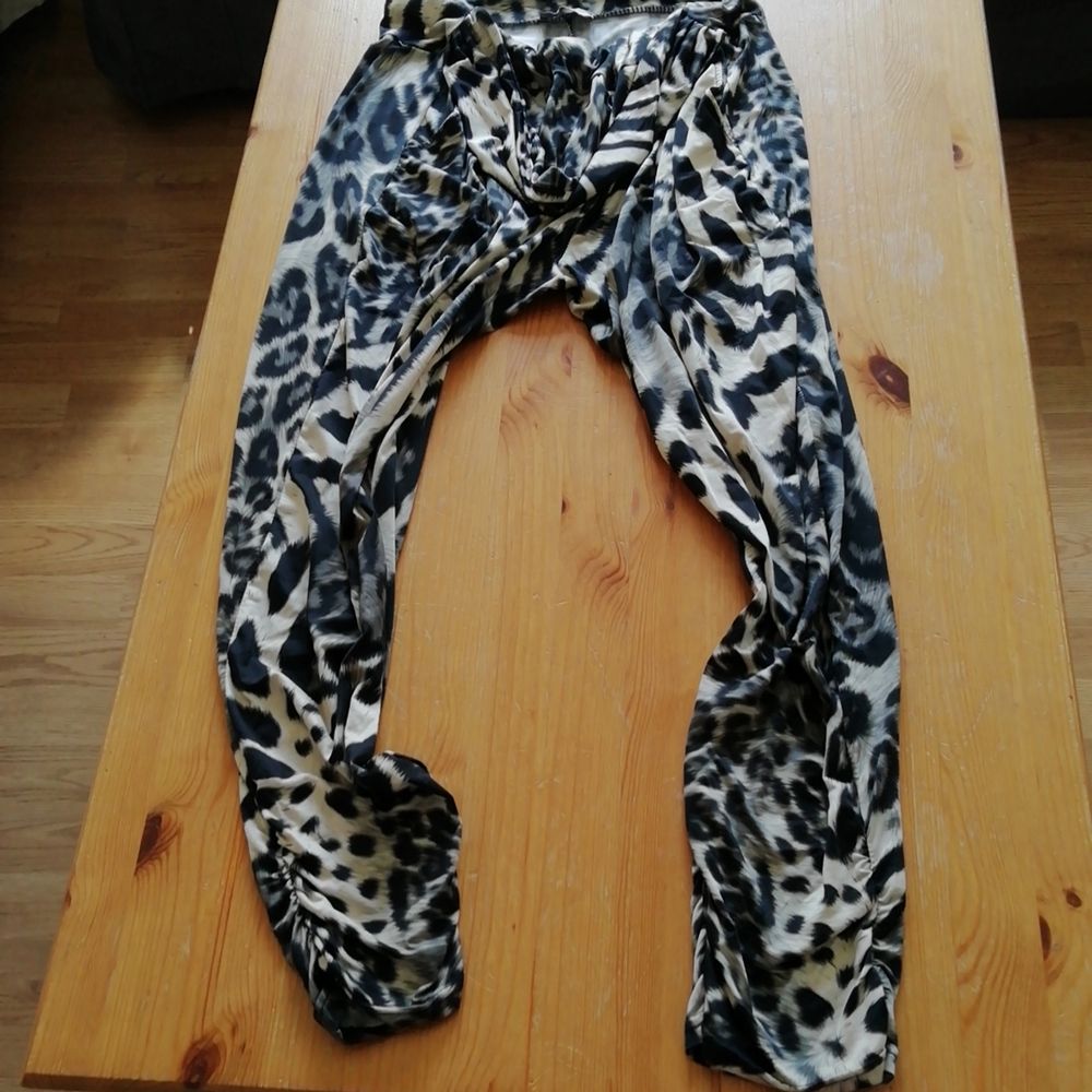 Brun Haremsbyxor leopard - Jeans & Byxor | Plick Second Hand