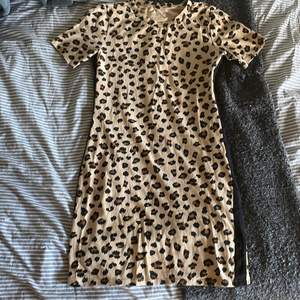 En jättefin leopard klänning till salu…. Den är aldrig använd och sitter jättefint. Den är tyvärr för stor för mig som är 170 lång. Den sitter en bit över knäna!